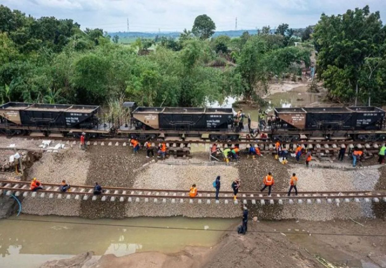 1.200 Penumpang Kereta Api Batalkan Perjalanan Akibat Rel Tergerus Banjir Grobogan