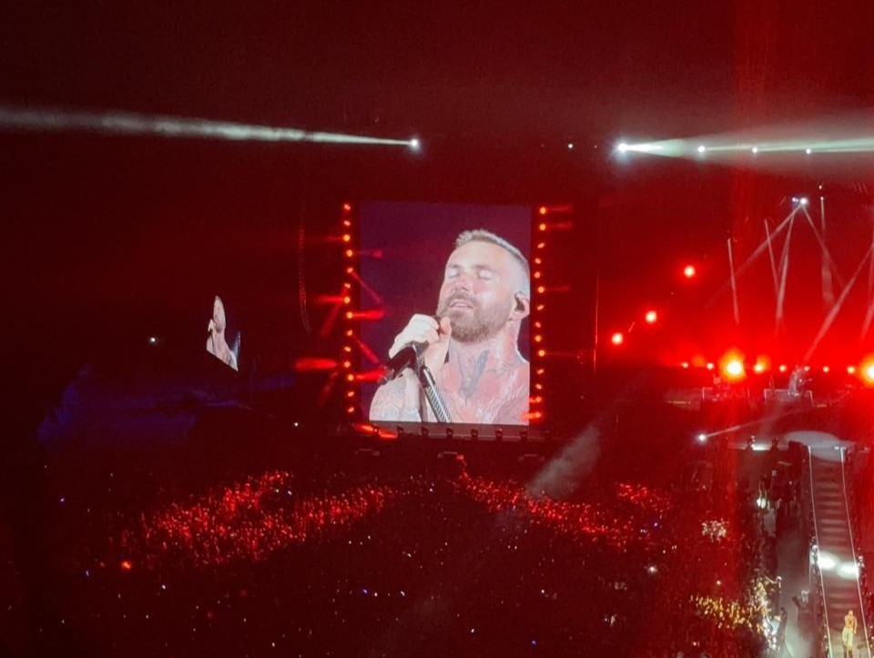 Adam Levine Rekam Fans Pakai HP Ketika Bernyanyi Lagu Lost Stars di Konser Maroon 5