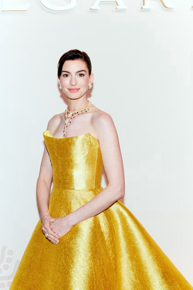 Aktris Anne Hathaway Tampil Memukau, Kenakan Gaun Emas di Acara Bvlgari Shanghai