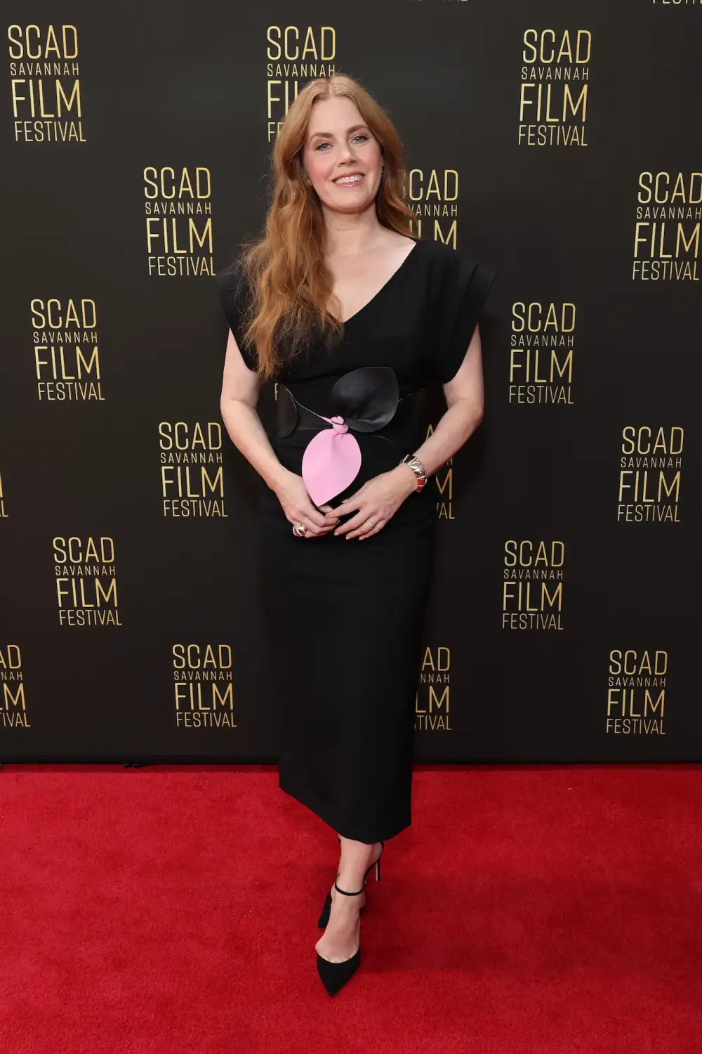 Amy Adams Ungkap Alasannya Memilih Tidak Pakai Makeup di Depan Publik