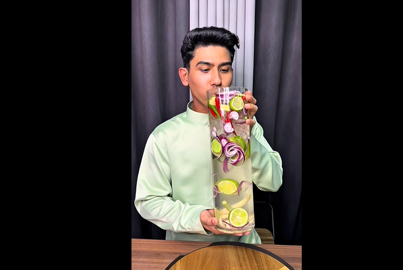 Aneh! TikToker Ini Buka Puasa Pakai Air Soda Rasa Tomyam, Bikin Netizen Geleng Kepala