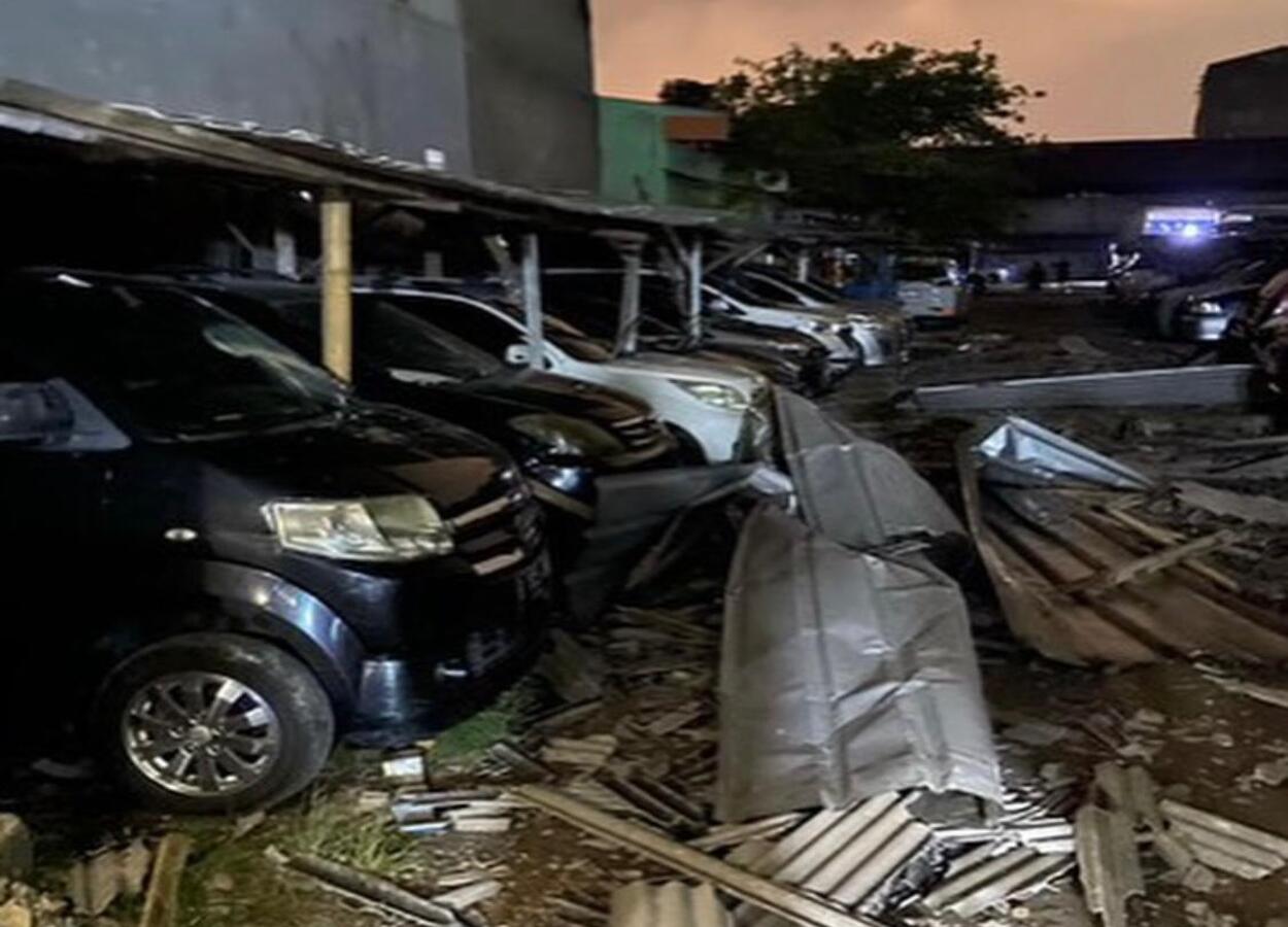 Angin Puting Beliung Hantam Tugu Selatan, Jakarta Utara, Puluhan Rumah dan Mobil Terdampak