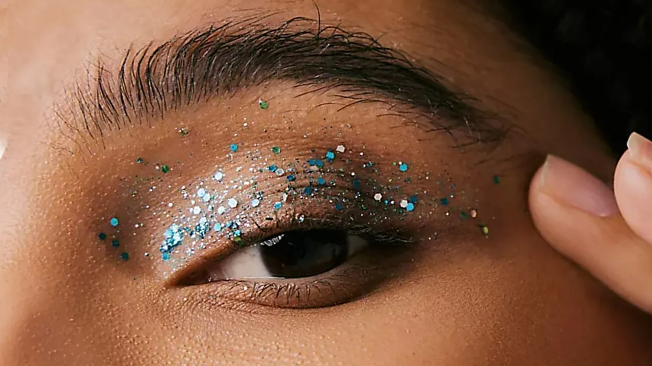 Cara Pakai Glitter Eyeshadow Tanpa Terlihat Lebay