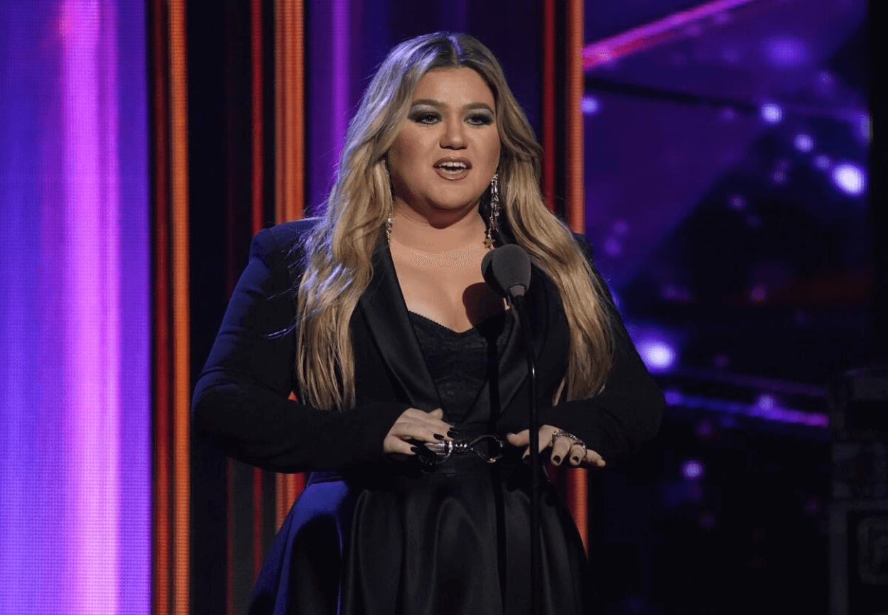 Kelly Clarkson Buka-Bukaan Soal Body Shaming & Video Musik Terbarunya: 