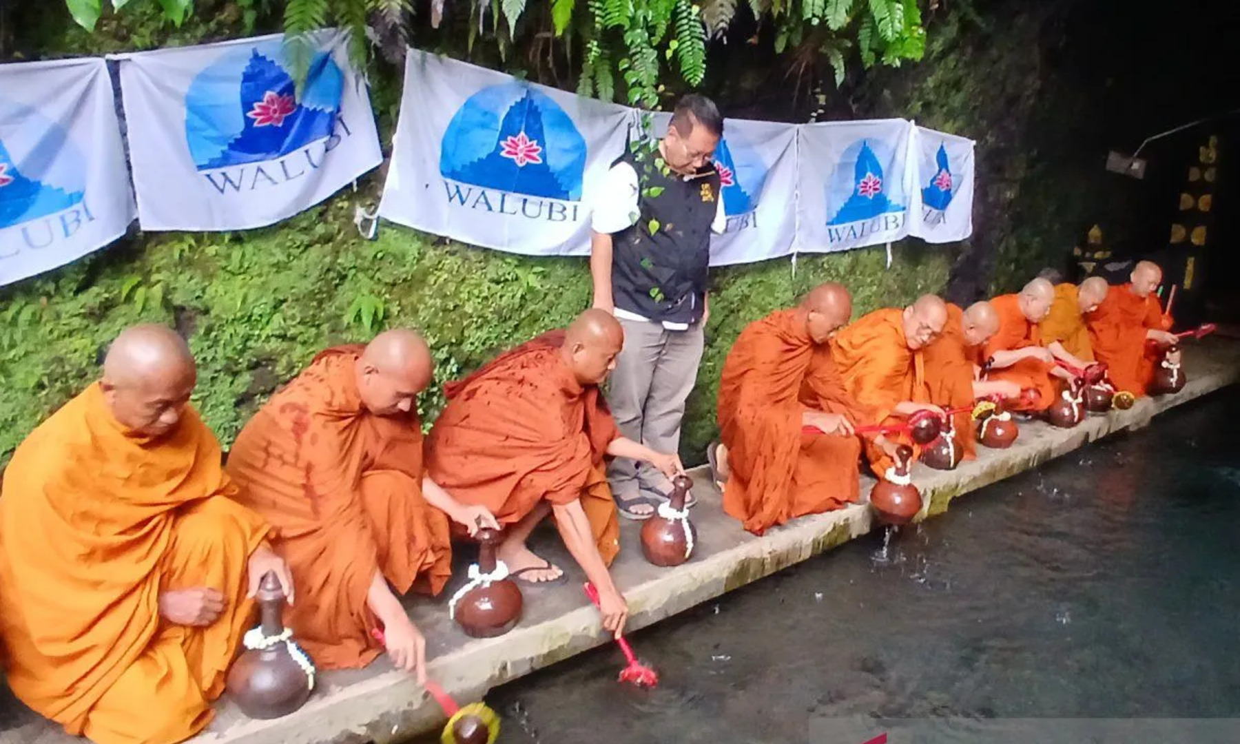Sakral dan Menyentuh! Air Suci dari Temanggung Diarak Bersama Api Abadi Menuju Puncak Waisak di Borobudur
