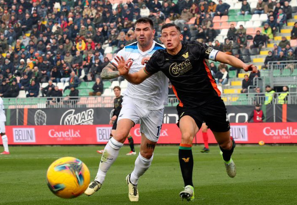 Jay Idzes Bikin Frustrasi Fiorentina! Bek Timnas Indonesia Ini Dipuji Media Italia, 