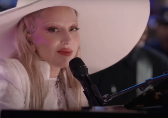 Lady Gaga Tampil Bikin Merinding di Super Bowl 2025! Nyanyi 