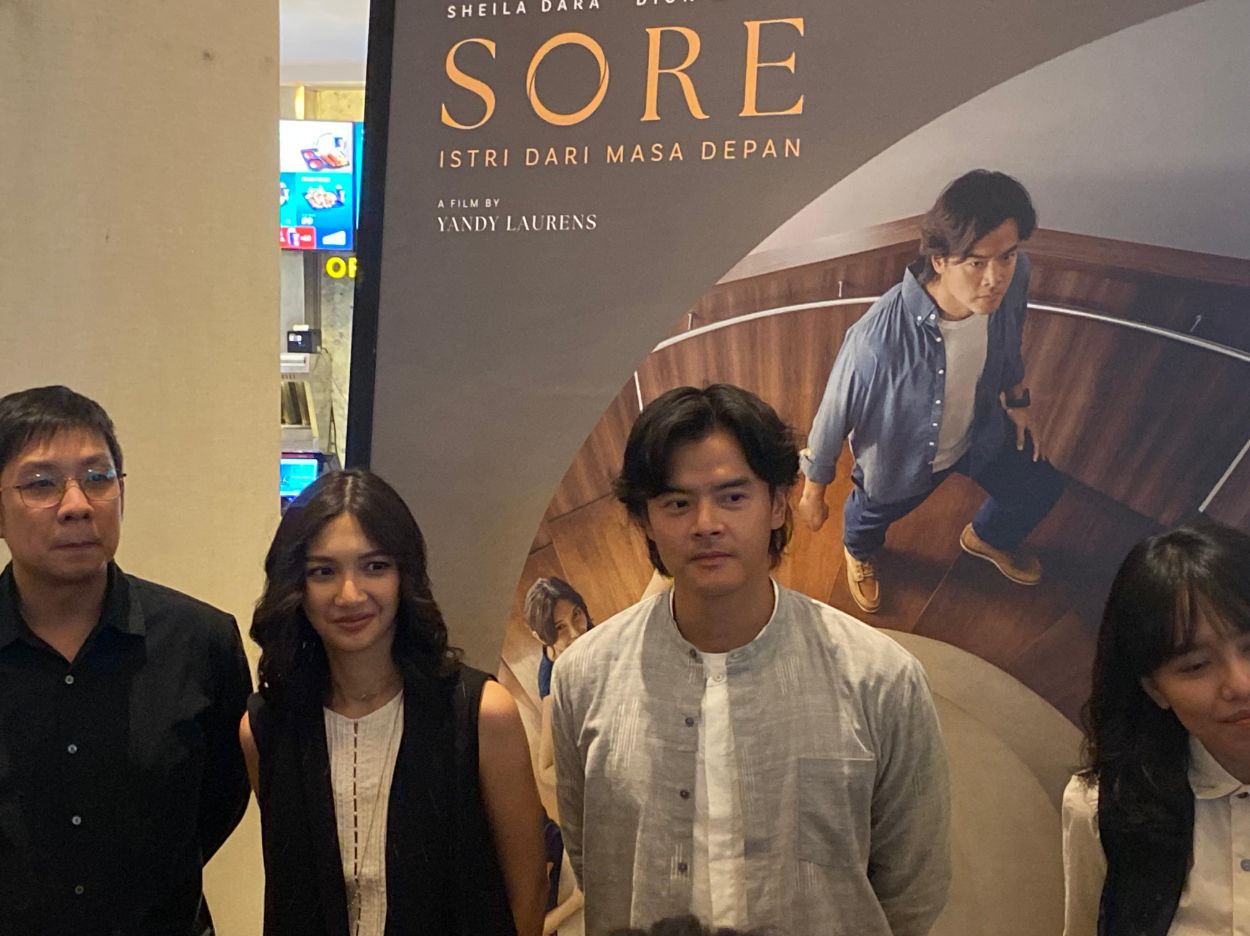 Dion Wiyoko dan Sheila Dara Blak-blakan Alasan Mau Main di Film "Sore Istri dari Masa Depan"
