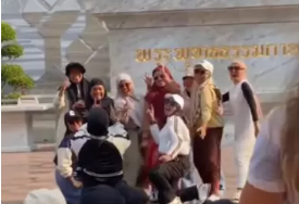 Viral! Turis Indonesia Joget di Depan Patung Buddha Raksasa, Netizen Thailand Geram