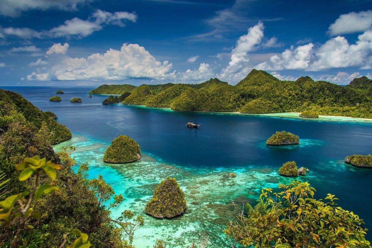 5 Destinasi Wisata Keren di Raja Ampat yang Nggak Boleh Kelewatan