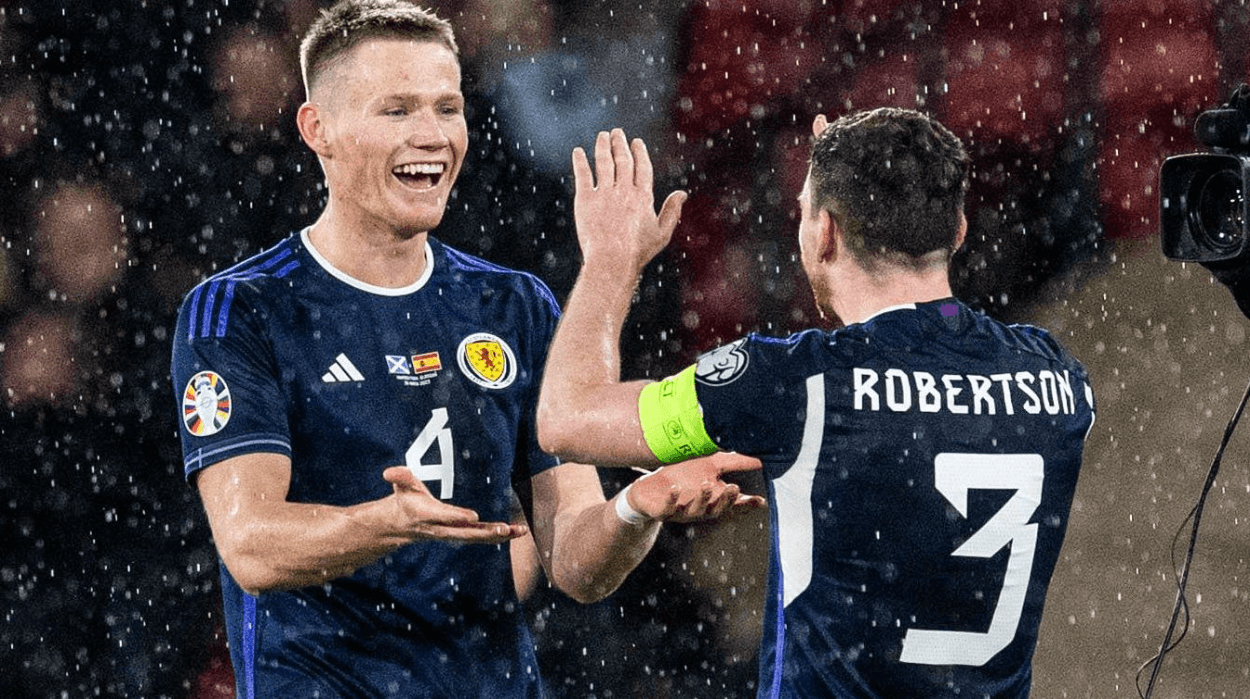 Andy Robertson Puji Performa McTominay: 