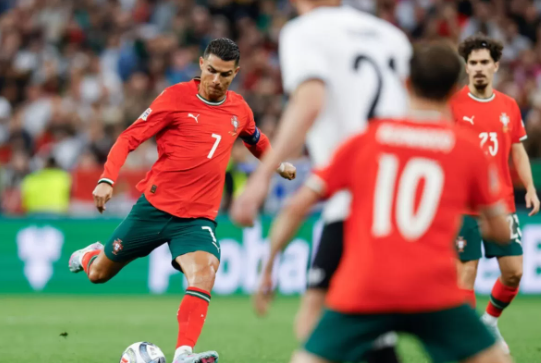 Siapa Layak Dapat Ballon d'Or 2025? Ronaldo Angkat Bicara, Pilihan Mbappe Bikin Kaget!