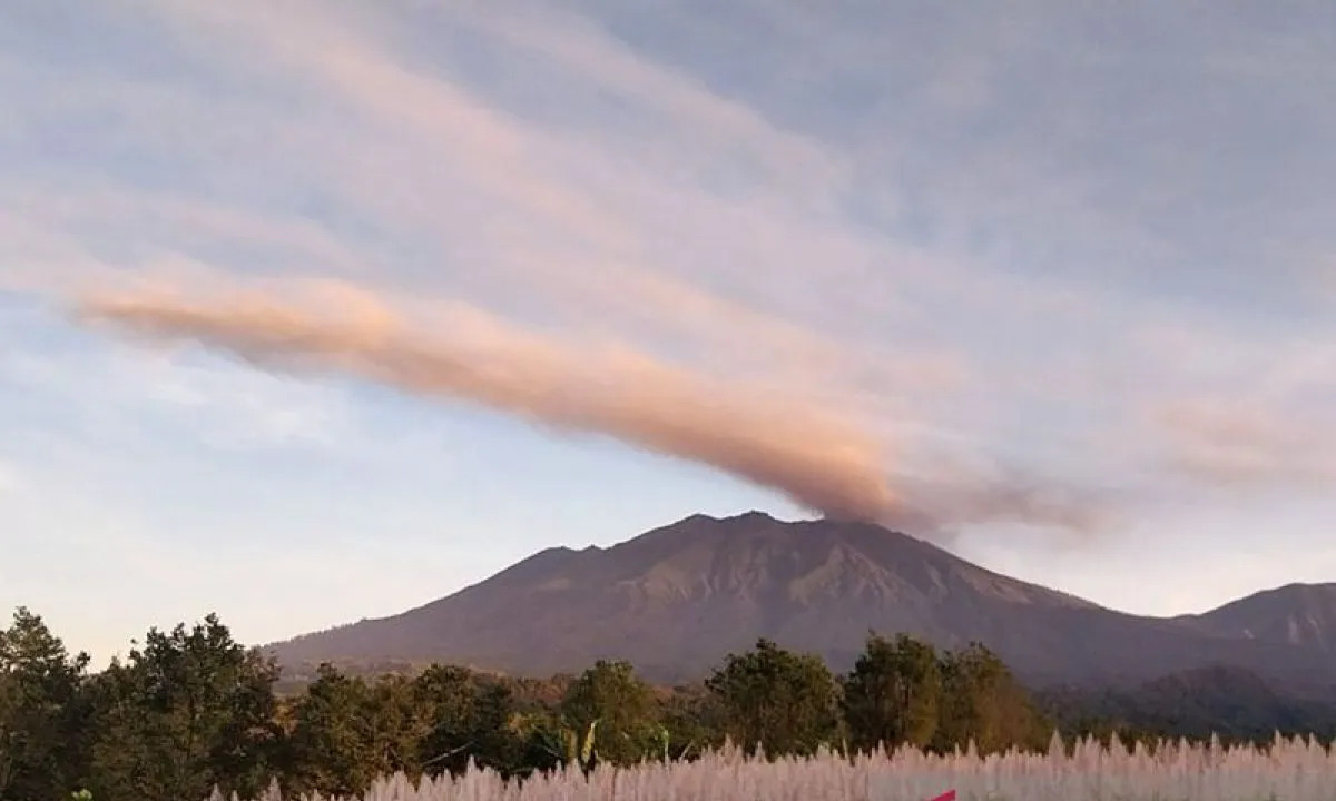 Gunung Raung Meletus 5 Kali dalam Sehari! Kolom Abu Capai 1.000 Meter, PVMBG Keluarkan Peringatan Serius