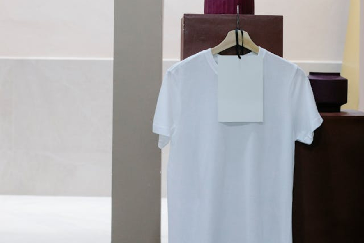 5 Tips Biar Baju Putih Tetap Kinclong dan Nggak Kuning!