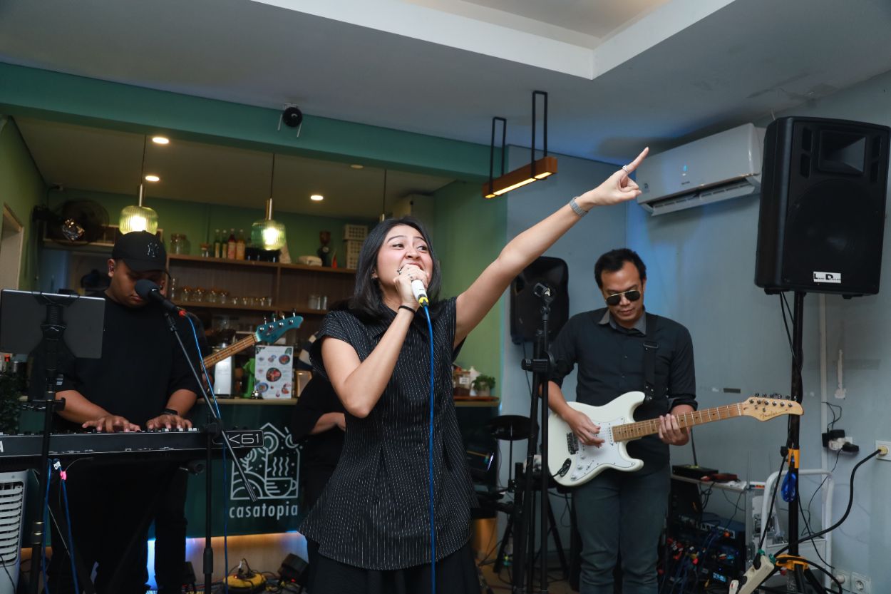 Rangkai Hingga Lucy Band, Panggung 