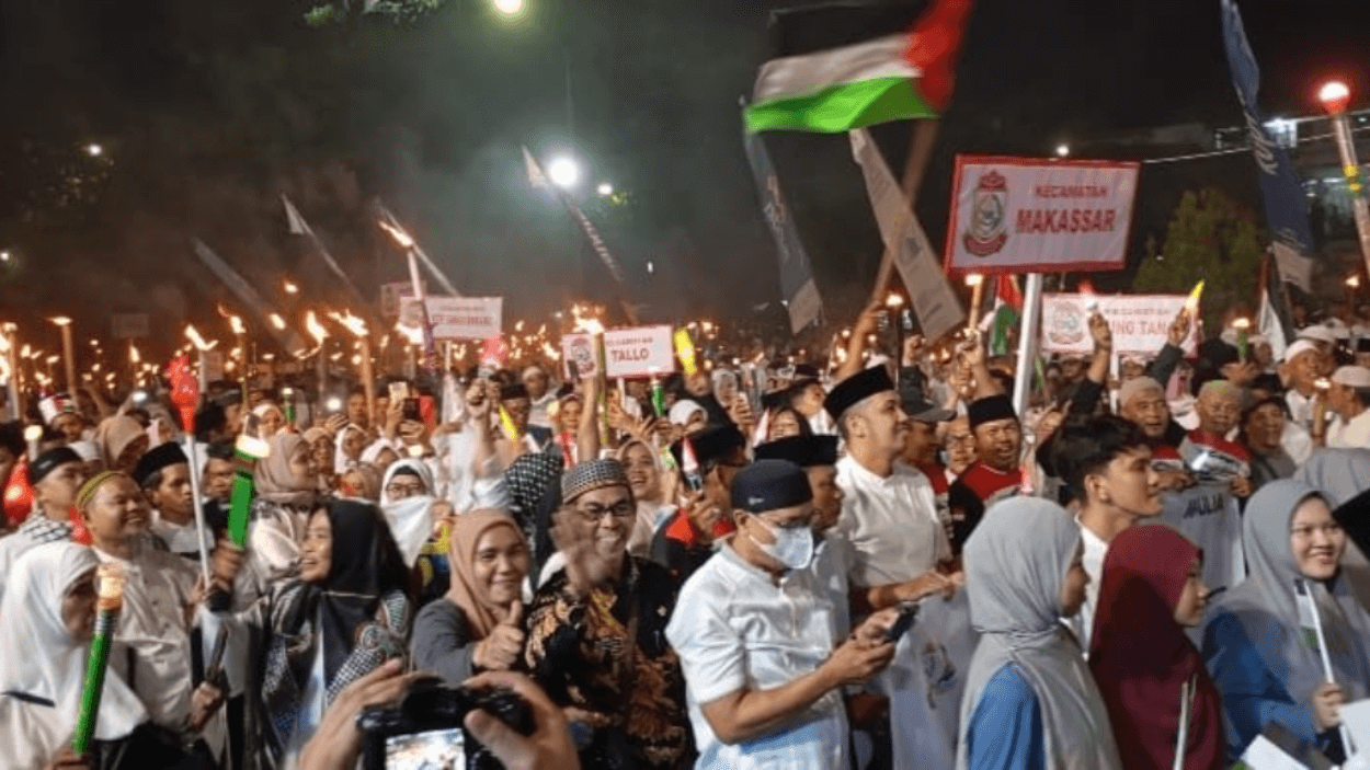 Warga Makassar Penuhi Jalan dengan Pawai Obor 1 Muharram, Suarakan Solidaritas untuk Palestina