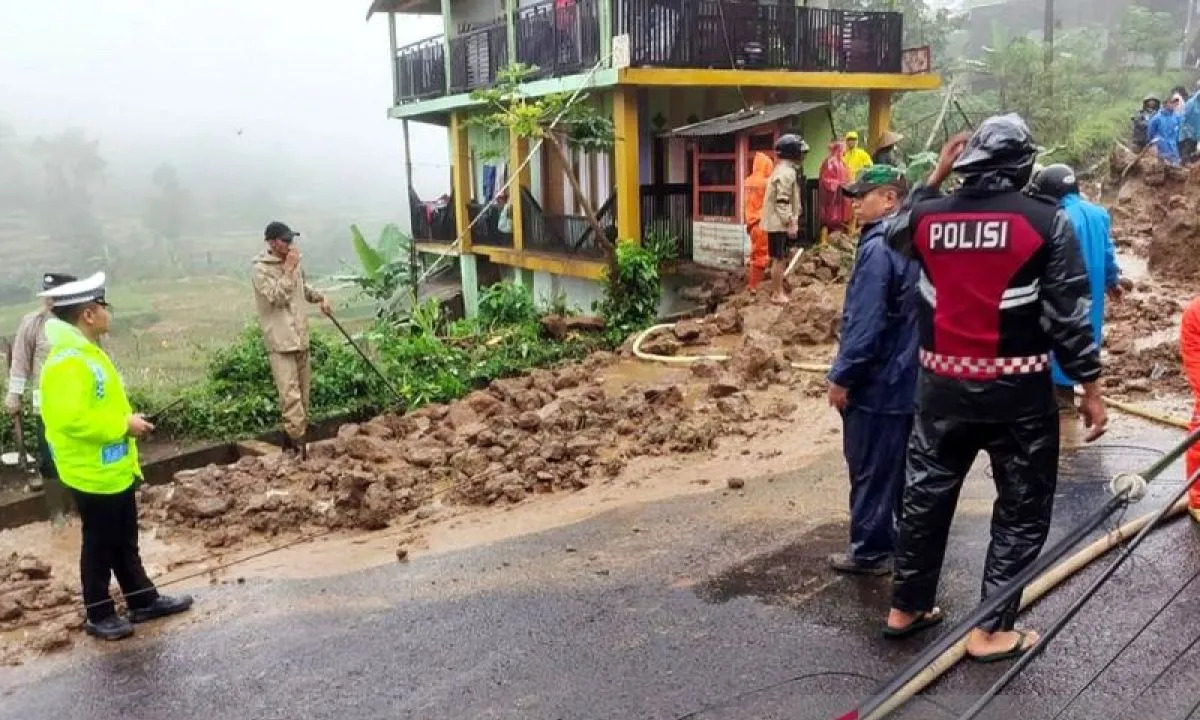 Longsor Tutup Jalur Garut-Tasikmalaya! Polisi Alihkan Arus Lewat Limbangan, Ini Rute Alternatifnya