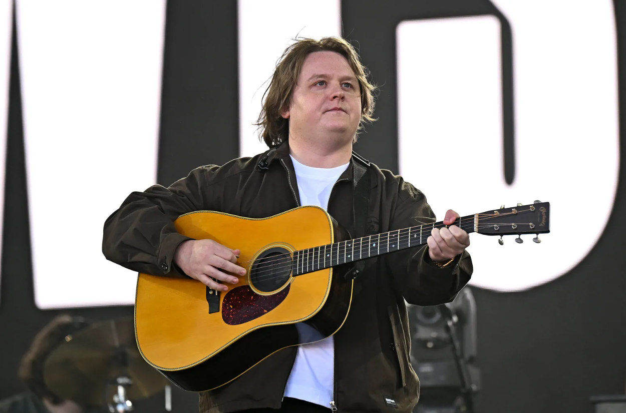 Tampil Mengejutkan di Glastonbury, Lewis Capaldi Rilis Lagu Baru Setelah 2 Tahun Vakum