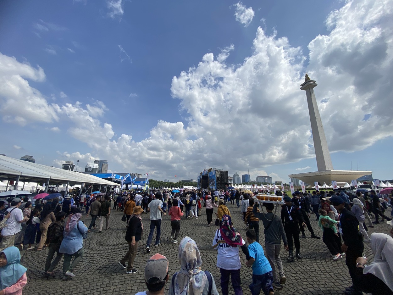 Warga Serbu Monas Rayakan HUT ke-79 Bhayangkara, Dimeriahkan Padi Reborn dan Iwan Fals