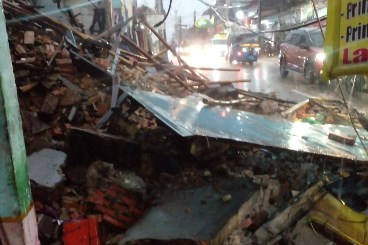 Diterjang Hujan Deras! Bangunan Tua Ambruk dan Pohon Tumbang di Tebet