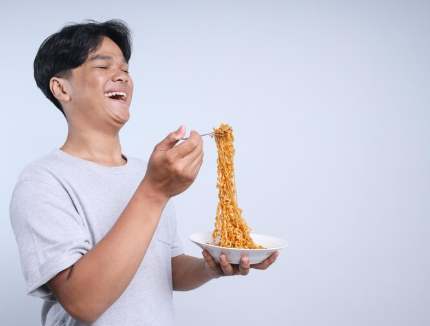 Waspada! Makan Mi Instan atau Keripik Tengah Malam Bisa Bahaya, Ini Alternatif Sehatnya