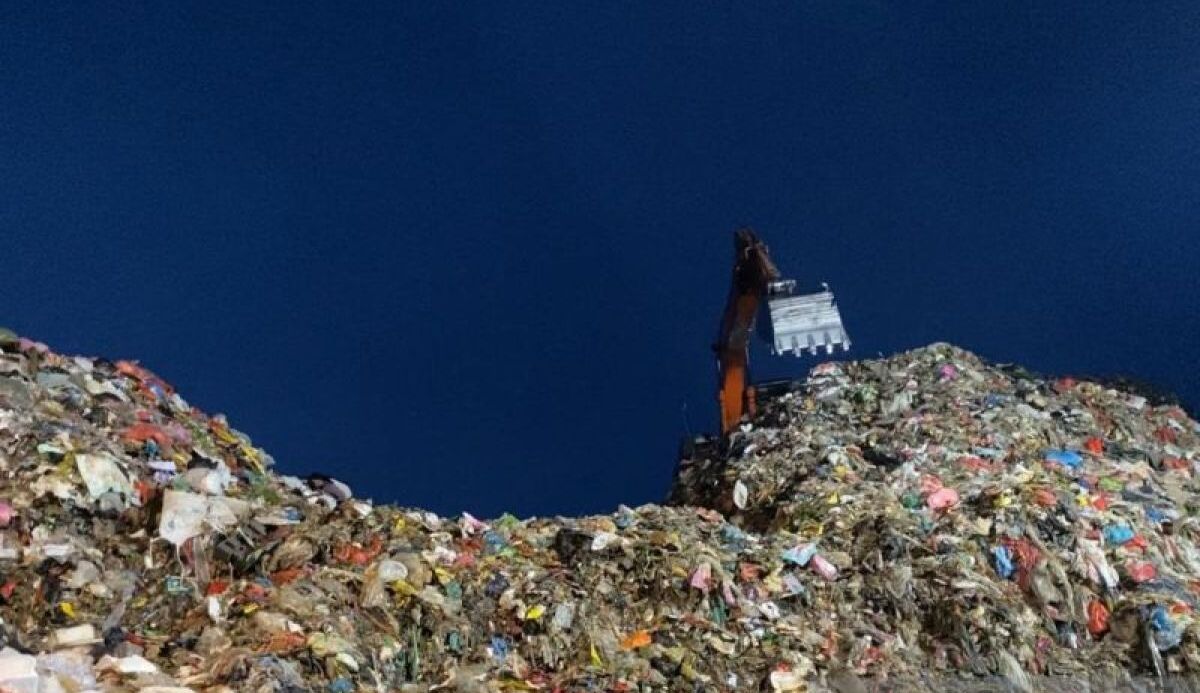Cuaca Buruk Sebabkan Sampah Kiriman Menumpuk di Pelabuhan Timur Pulau Lancang, Kepulauan Seribu