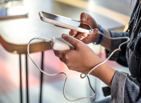 Sering Pakai Powerbank? Waspadai 6 Hal Ini Biar HP Kamu Nggak Rusak!