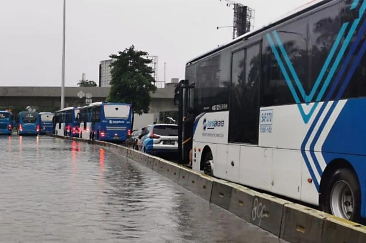 Waspada! Sejumlah Rute Transjakarta Terganggu Akibat Banjir, Ini Daftarnya