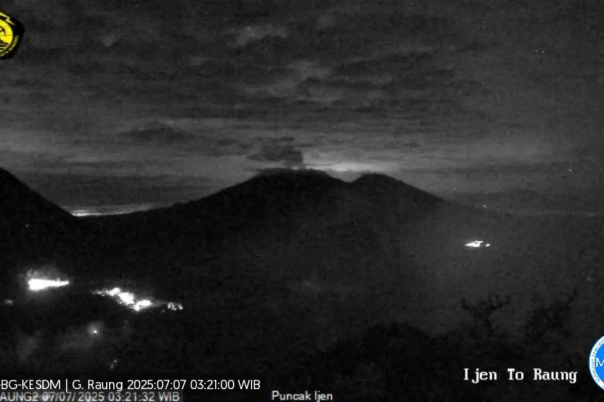 Gunung Raung Meletus Dua Kali di Tengah Malam! Kolom Abu Capai 1 Km, Warga Diminta Menjauh