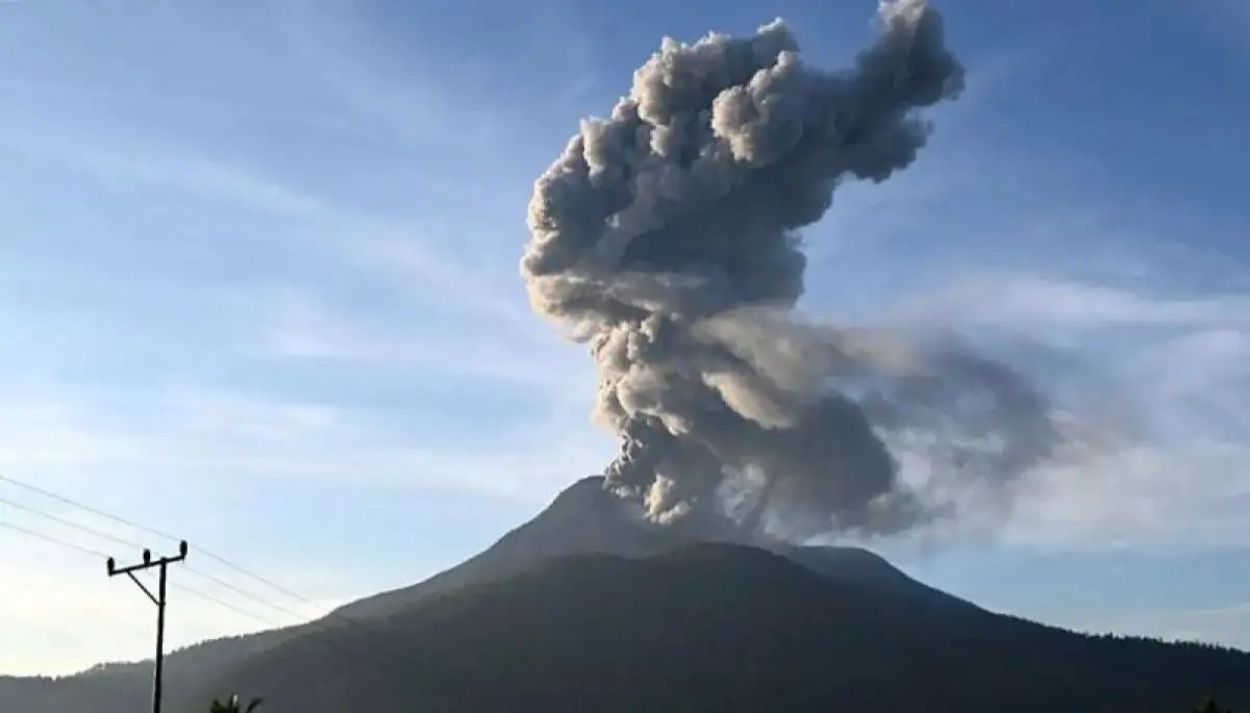 Gunung Lewotobi Meletus Dua Kali Sehari, Ratusan Penerbangan di NTT dan Bali Dibatalkan