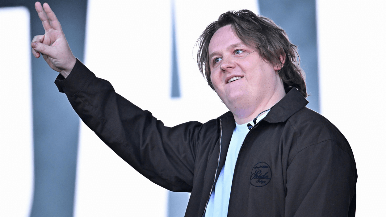 Lewis Capaldi Curhat Terapi Bantu Pulih dan Kembali Rilis Lagu Baru 'Survive'