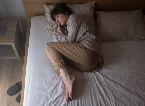 Overthinking Tiap Malam Bikin Susah Tidur? Ini 5 Cara Ampuh Biar Otak Nggak Mikir Terus!