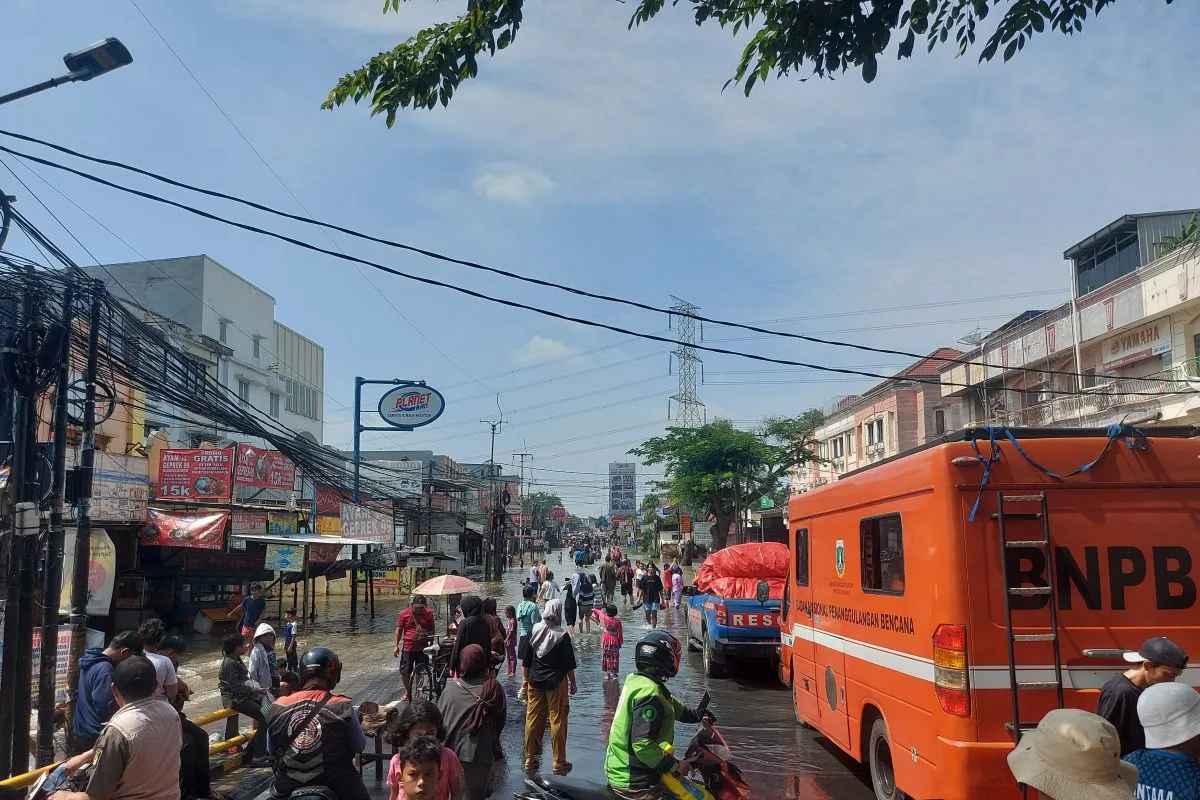 Terobos Banjir! Jalan Raya Cipondoh Lumpuh Total, Warga Naik Delman dan Becak Demi Selamat