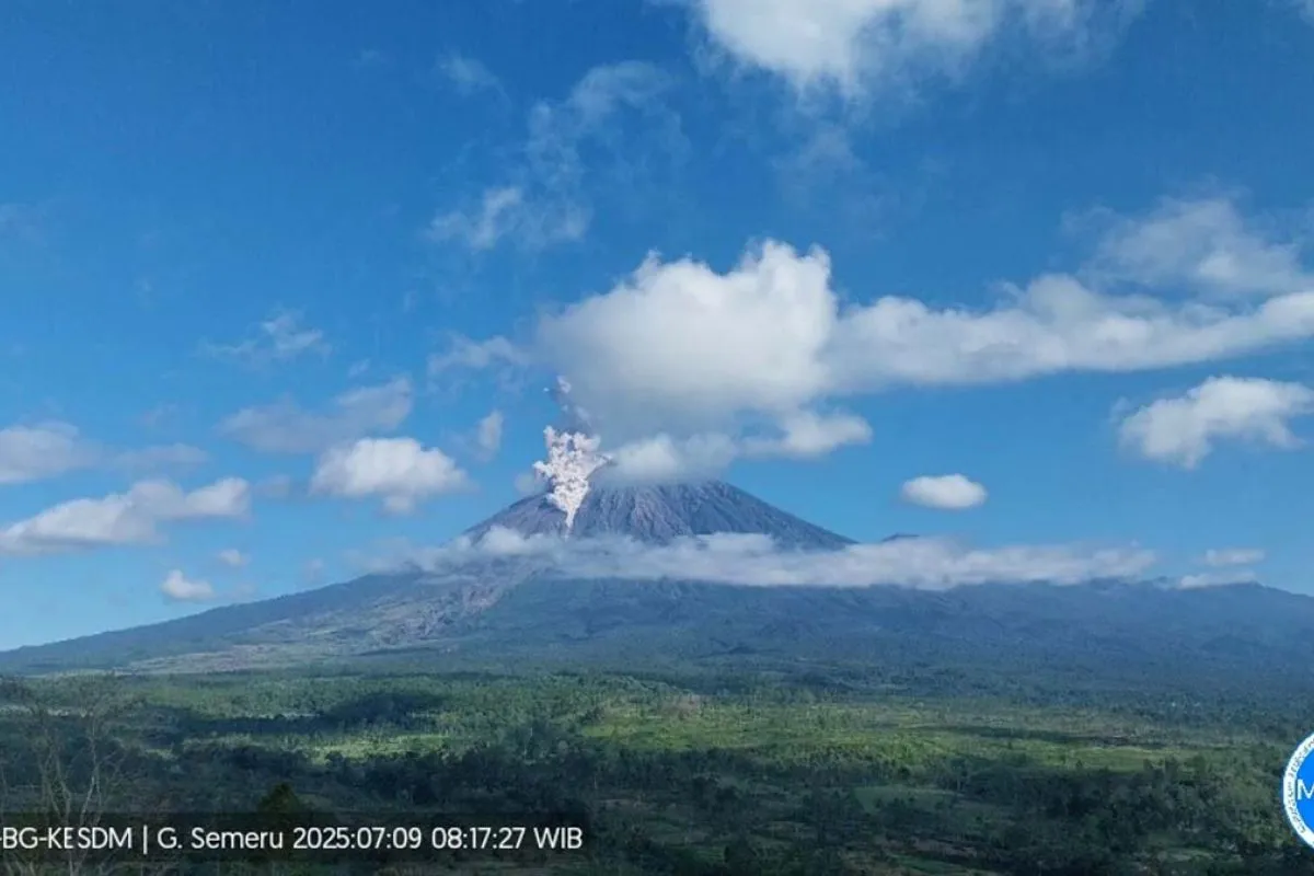 Mencekam! Gunung Semeru Meletus 4 Kali dalam Sehari, Kolom Abu Capai 1 Kilometer, Warga Diminta Siaga