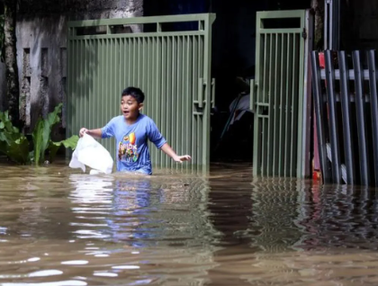 Tips Jaga Kesehatan Saat Banjir, Jangan Sampai Nyesel!