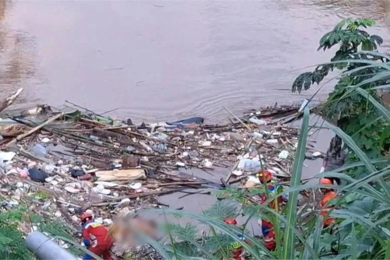 Geger! Mayat Pria Tanpa Kepala Ditemukan Mengapung di Kali Ciliwung, Sudah 4 Hari Meninggal!