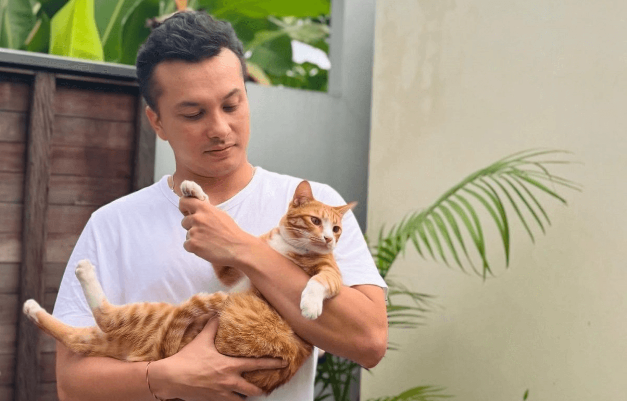 Tampil Santai Gendong Kucing Oren, Nicholas Saputra Bikin Netizen Heboh: 