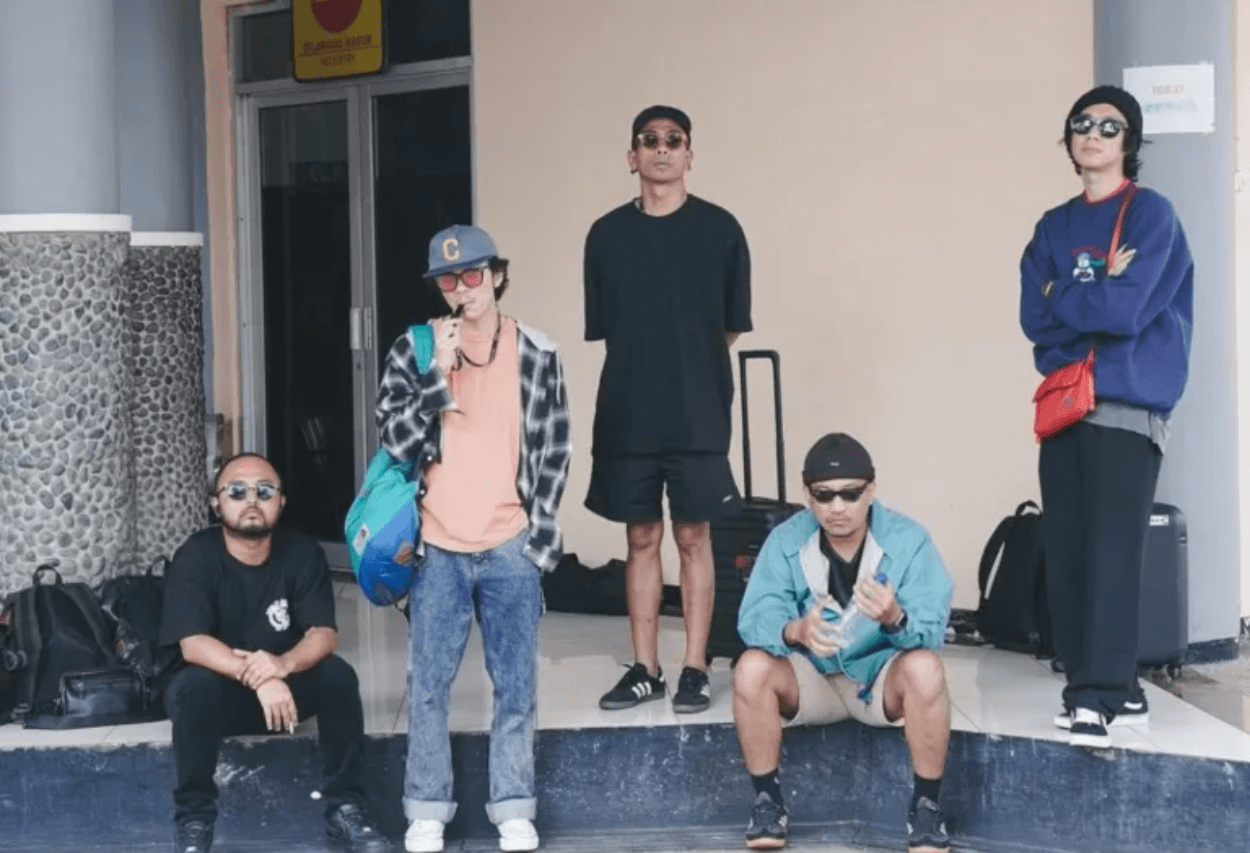 Tanpa Ari Lesmana, Personil Fourtwnty Tampil dengan Nama Baru ‘ITengah’