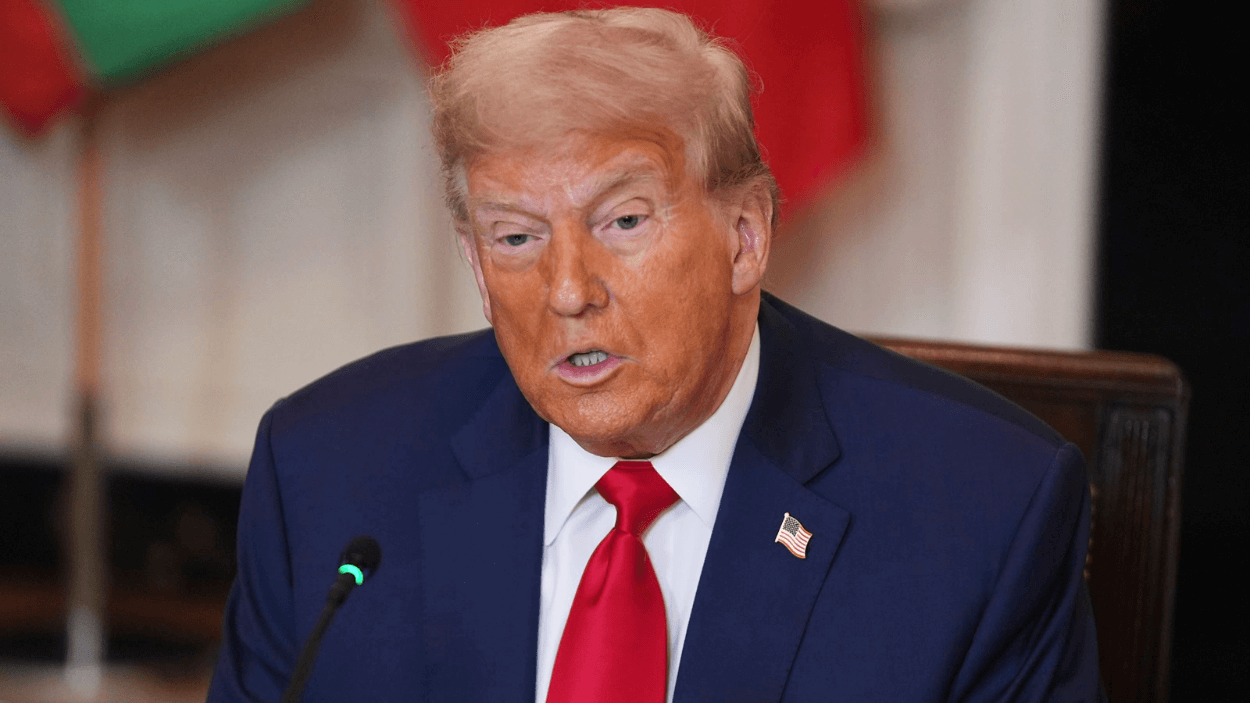 Trump Ancam Kanada dengan Tarif 35%, Perang Dagang Makin Memanas