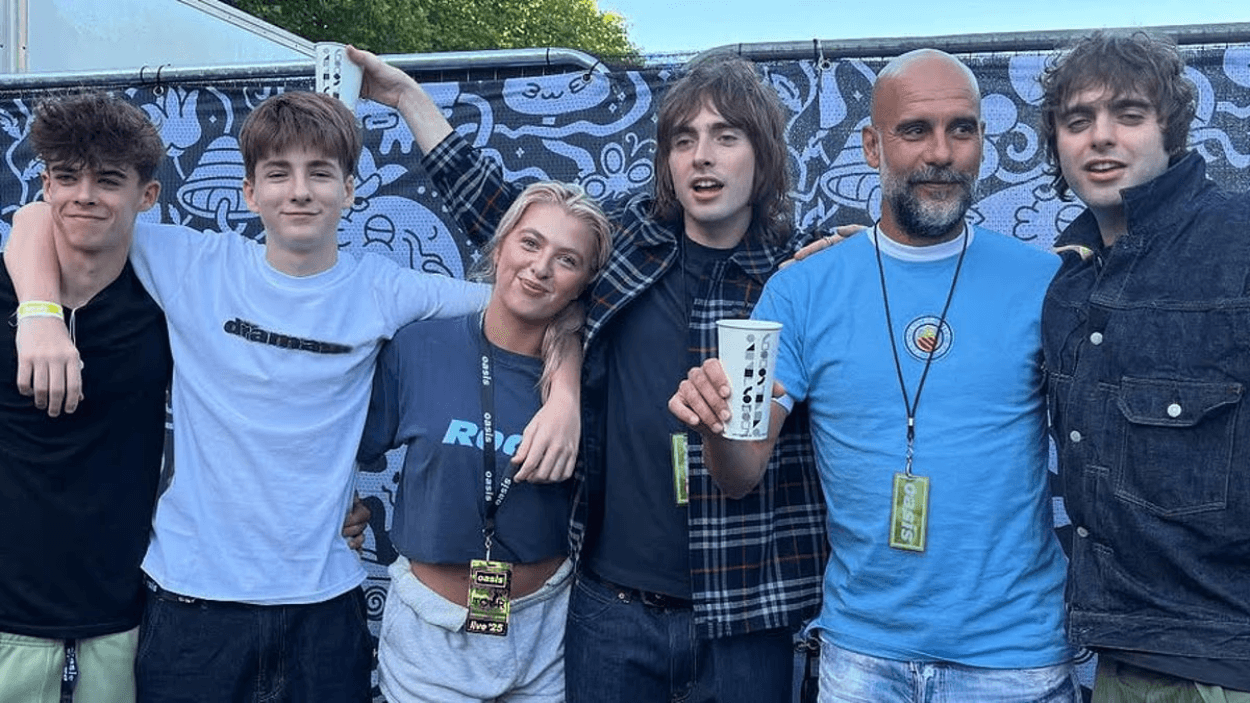 Pelatih Man City Pep Guardiola Nongkrong Bareng Anak Gallagher di Konser Reuni Oasis
