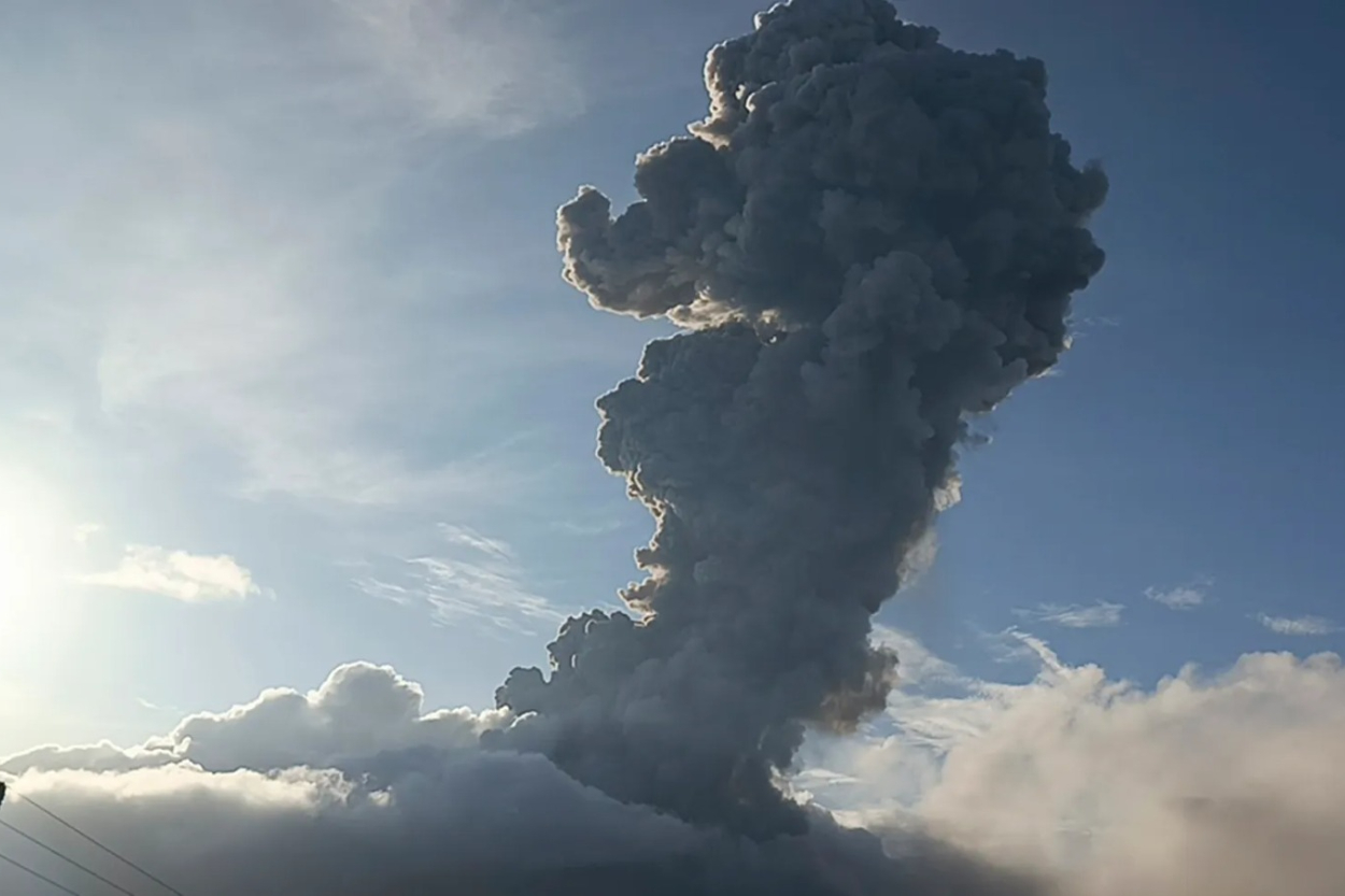 Gunung Lewotobi Laki-laki Meletus! Lava Panas Luncur Ribuan Meter, Warga Diminta Siaga Total