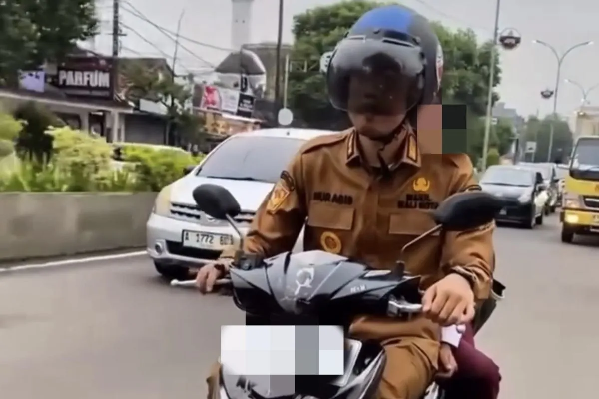 Viral! Wakil Wali Kota Serang Ditilang Polisi Gara-Gara Bonceng Dua Anak Tanpa Helm!