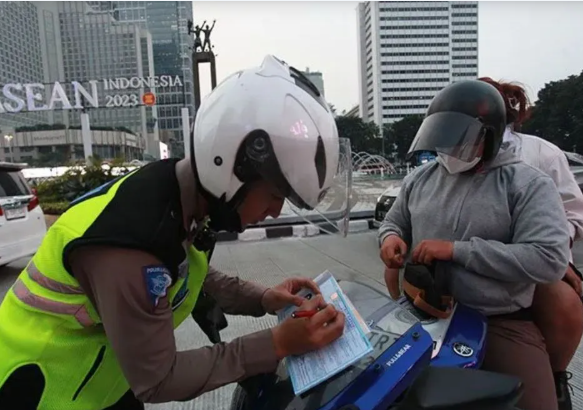Viral! Wakil Wali Kota Serang Kena Tilang Gegara Bonceng Anak Tanpa Helm, Polisi Langsung Tindak!