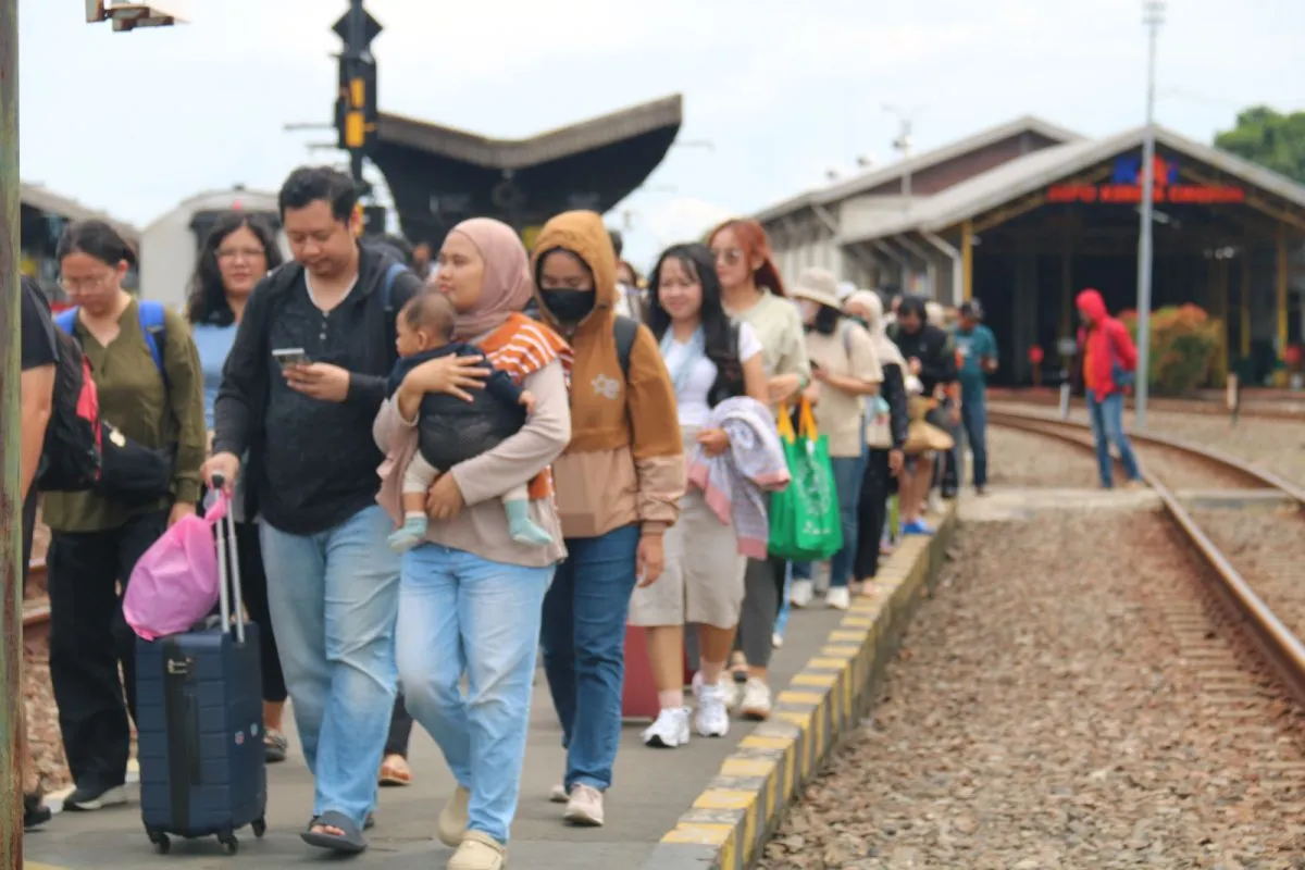 Liburan Sekolah 2025, Ratusan Ribu Lebih Penumpang Serbu Kereta Api di Cirebon, Okupansi Tembus 258 Persen!