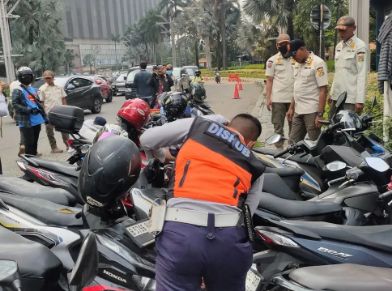 Parkir Liar di Samping Mall Taman Anggrek Dirazia, Satpol PP Ultimatum Jukir: 