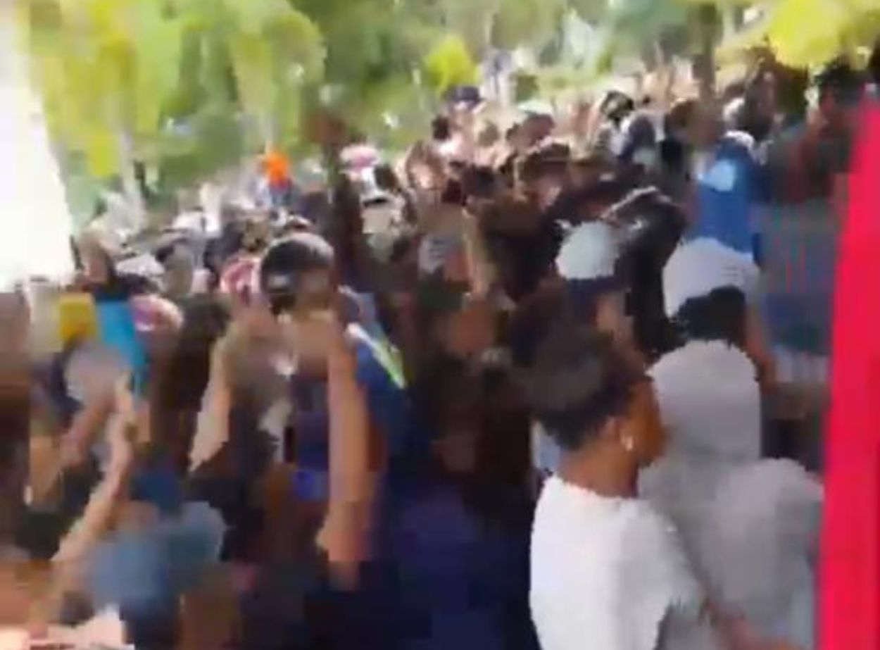 Ricuh Aksi Protes Larangan Joget di Baubau, Massa Lempari Kantor Wali Kota dengan Batu