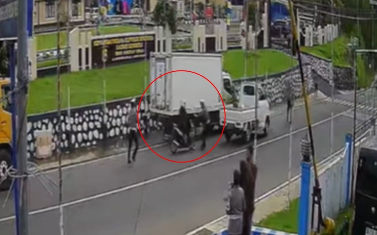 Viral! Detik-Detik Pengendara Tusuk Polisi di Depan Polres Bengkulu Tengah Terekam CCTV