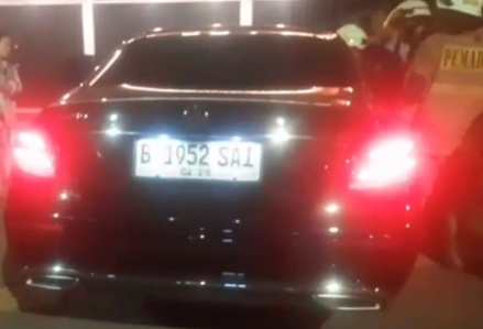 Mobil Nyala & Berasap 1,5 Jam, Pria Ini Ditemukan Tak Sadarkan Diri di Depan Minimarket Matraman!