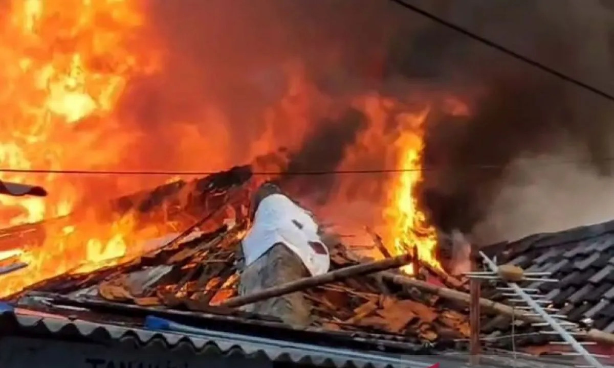 4 Anak Tewas Terjebak Api, Kebakaran Maut Hanguskan Tiga Rumah di Tebet
