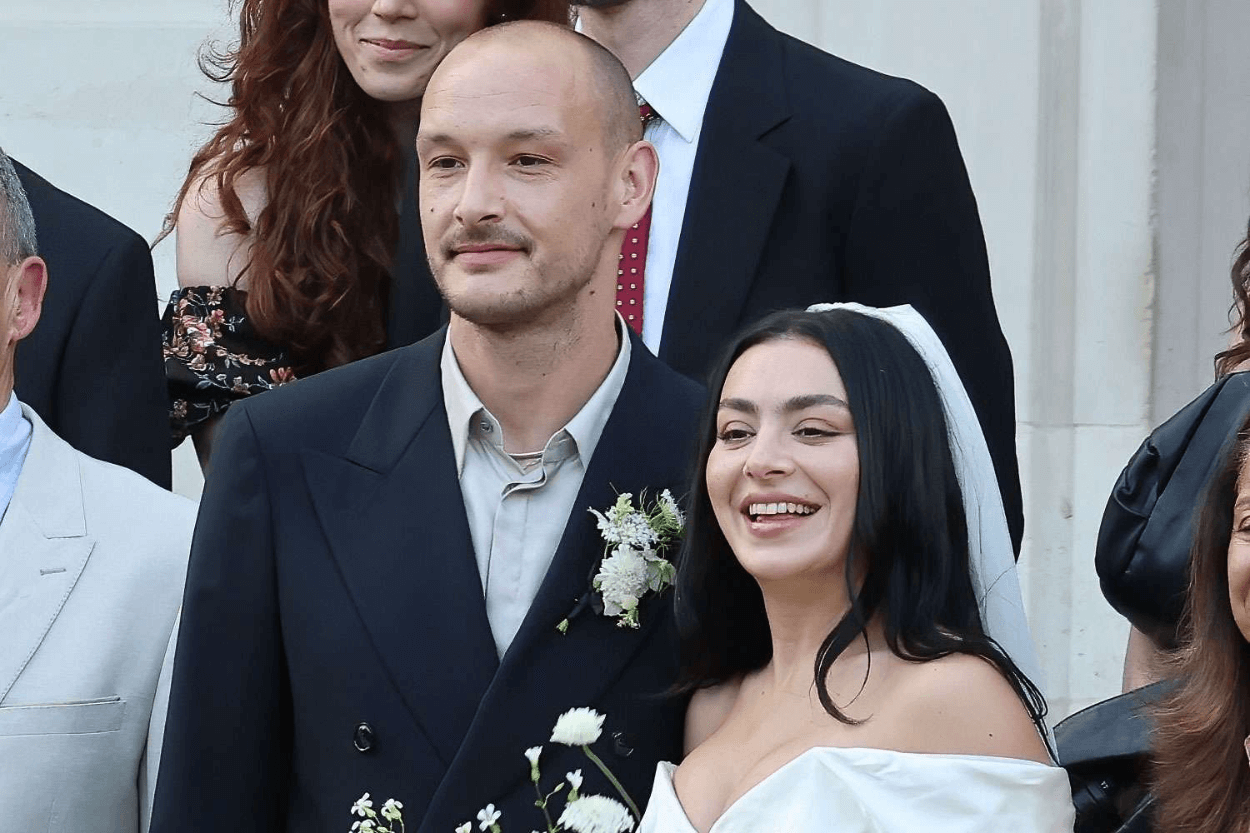 Charli XCX Resmi Menikah dengan Drummer Band The 1975, Pernikahan Sederhana di London Jadi Sorotan